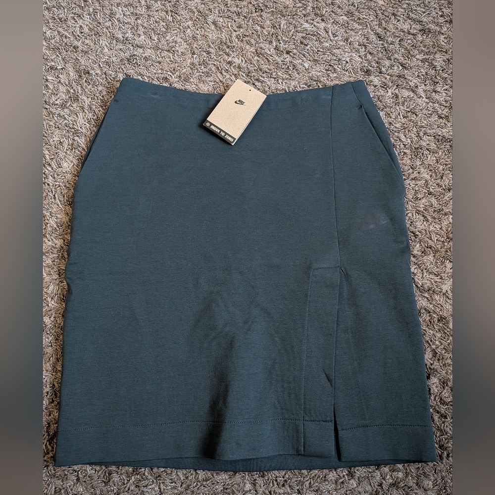 NWT Nike Slim Fit Knee Length Cotton Blend Athletic Skirt Women's M